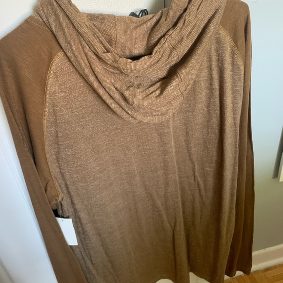 Ran long sleeve top with hood - Picture 2 of 3